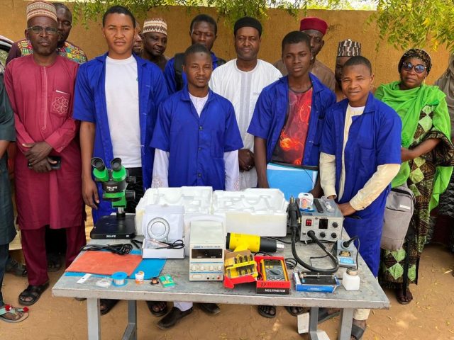 PVI Niger : des kits pour booster l’emploi des jeunes dans la réparation de smartphones